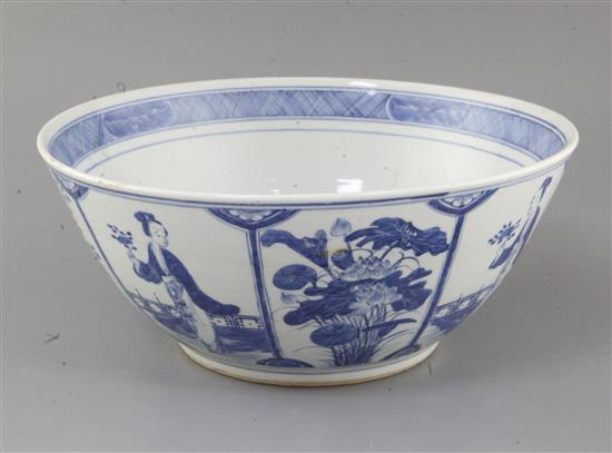 A large Chinese blue and white bowl, 19th century, diameter 33.6cm